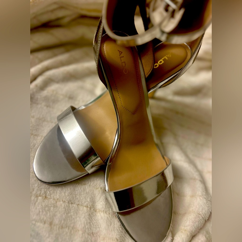 Aldo Violla Heels
Silver
Size 11